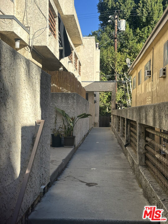 4248 Whitsett Avenue, Studio City CA: https://media.crmls.org/mediaz/b20655dd-322b-4143-b593-9a85ddf6c0a5.jpg