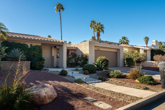 72815 Somera Road, Palm Desert CA: https://media.crmls.org/mediaz/b20670bb-0850-4e2b-b0e2-ea322cf14e20.jpg