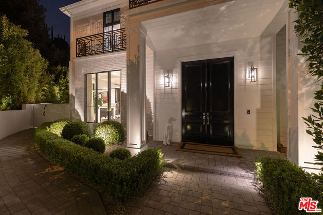 9520 Hidden Valley Road, Beverly Hills CA: https://media.crmls.org/mediaz/b208b8fb-afca-46d8-9459-fcf14c76e19e.jpg