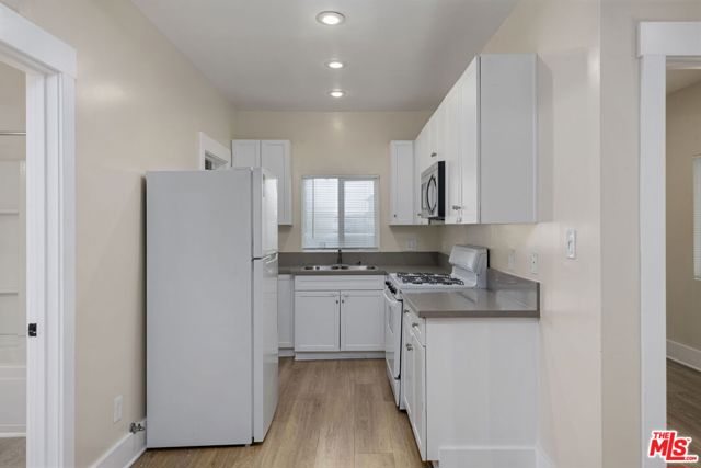 3166 San Marino Street, Los Angeles CA: https://media.crmls.org/mediaz/b2094fa2-9869-4980-b994-ceef443c5330.jpg