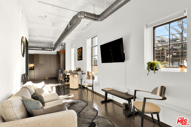 1645 Vine Street, Los Angeles CA: https://media.crmls.org/mediaz/b209ca89-05f7-4302-b769-009010038105.jpg