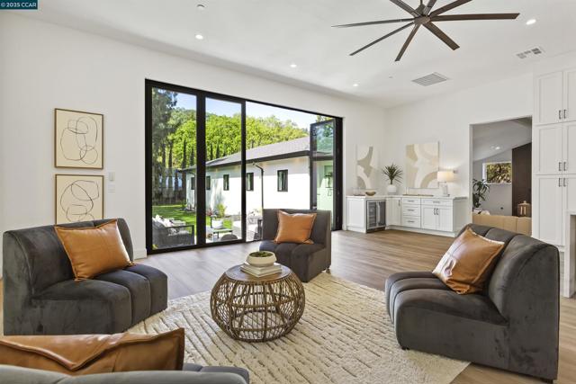 2559 Romley Ln, Alamo CA: https://media.crmls.org/mediaz/b20ada16-611c-4cd4-bd97-c9f264eb7cde.jpg