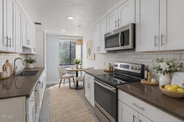 Detail Gallery Image 3 of 32 For 4041 via Marisol #210,  Los Angeles,  CA 90042 - 2 Beds | 2 Baths
