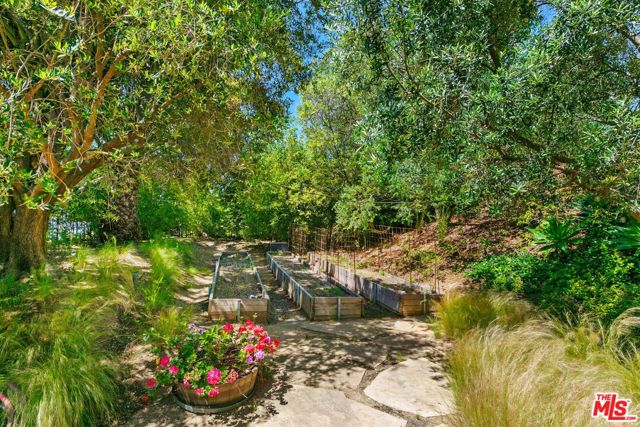 27450 Calicut Road, Malibu CA: https://media.crmls.org/mediaz/b20bba59-2095-439e-b8d4-7920da4ab13d.jpg