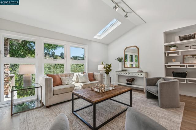 70 Lost Valley Dr, Orinda CA: https://media.crmls.org/mediaz/b20c8fd6-333b-459b-b854-20044a3ec6a3.jpg