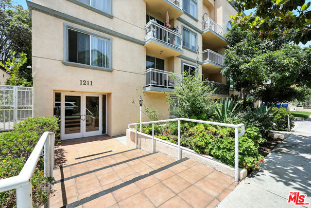 1211 S Shenandoah Street, Los Angeles CA: https://media.crmls.org/mediaz/b20cc93f-5702-4081-b0f1-a69f6c245ecc.jpg