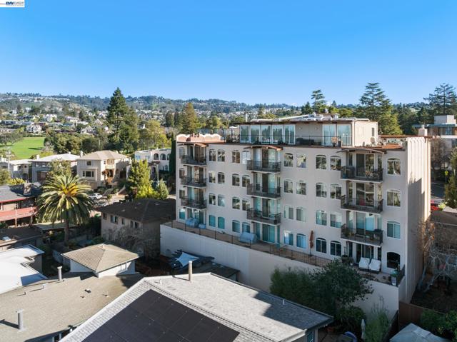 5405 Carlton St, Oakland CA: https://media.crmls.org/mediaz/b20ce147-4b7b-4800-b39b-7eec9d91d5f5.jpg