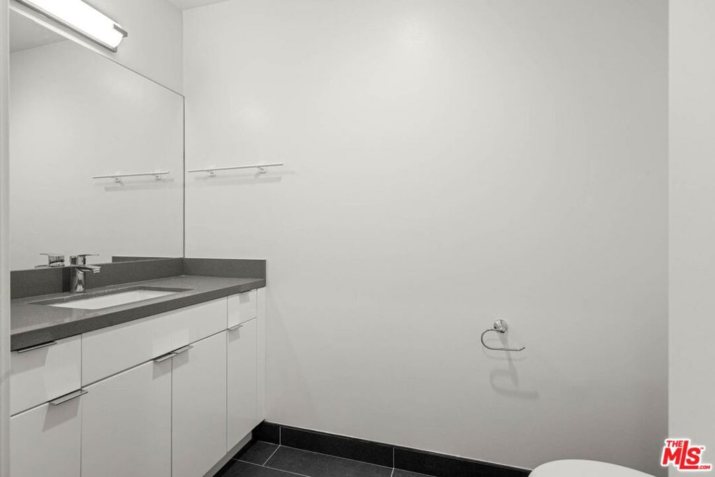 https://media.crmls.org/mediaz/b20d0395-33d0-4be9-930d-e99dc8ffcf52.jpg?preset=X-Large