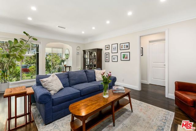4223 Wilkinson Avenue, Studio City CA: https://media.crmls.org/mediaz/b20d2876-c798-4f1c-b579-45c3f3dff2f7.jpg