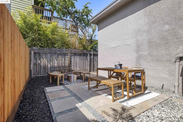 2516 Mathews St, Berkeley CA: https://media.crmls.org/mediaz/b20d4999-9f47-4497-a499-570e74d7944e.jpg