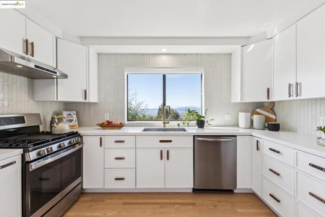 17032 Broadway Ter, Oakland CA: https://media.crmls.org/mediaz/b20df037-fc75-4190-973f-7c667cfbad4a.jpg