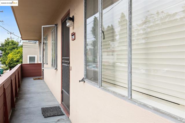 3802 Shafter Ave, Oakland CA: https://media.crmls.org/mediaz/b20e050d-c1f6-4c8f-bcc4-f874bfbee51a.jpg