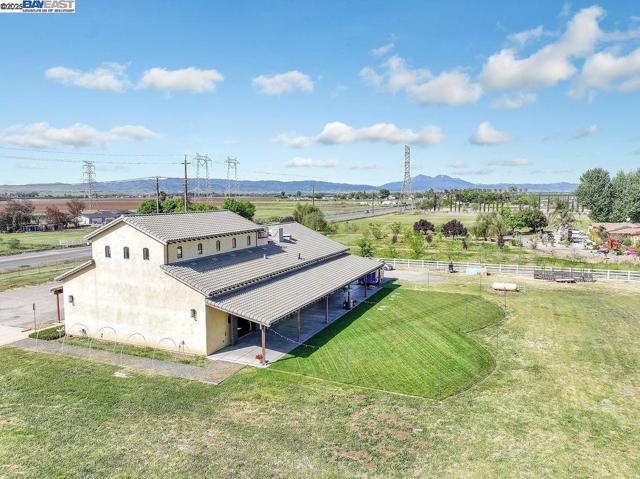 8091 Balfour Rd, Brentwood CA: https://media.crmls.org/mediaz/b20e57cb-a0e3-465d-beb5-0d42b3dde13f.jpg