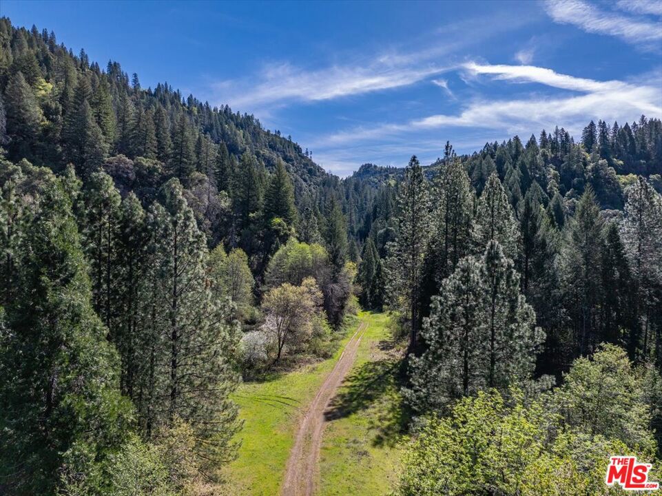 https://media.crmls.org/mediaz/b20f5e28-f941-458b-85af-e7edb4b0f603.jpg?preset=X-Large