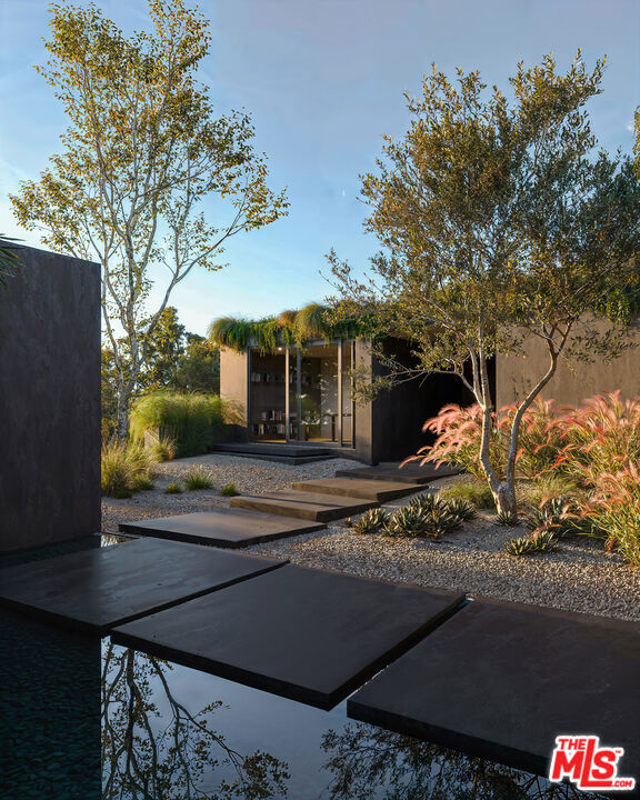 29200 Larkspur Lane, Malibu CA: https://media.crmls.org/mediaz/b20f93e5-cf02-4154-91ff-cd1b699aa79b.jpg