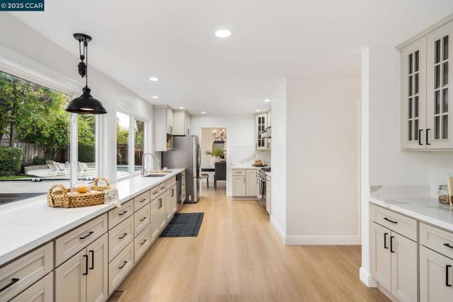 253 Corte De La Reina, Walnut Creek CA: https://media.crmls.org/mediaz/b20fb1c7-5878-4552-8a7e-3ce304867321.jpg