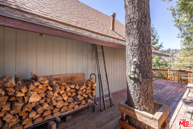 817 Grass Valley Road, Lake Arrowhead CA: https://media.crmls.org/mediaz/b210cdc8-8cda-449d-926b-bf742c0961fa.jpg