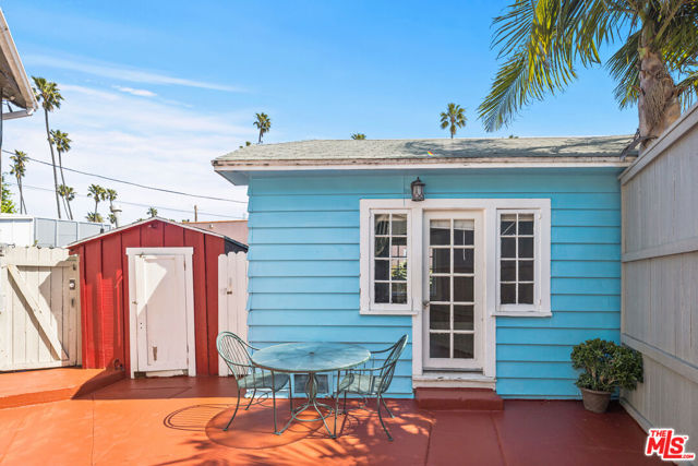 837 Venice Boulevard, Venice CA: https://media.crmls.org/mediaz/b2113e66-4fec-4575-b4aa-df4984c1445d.jpg