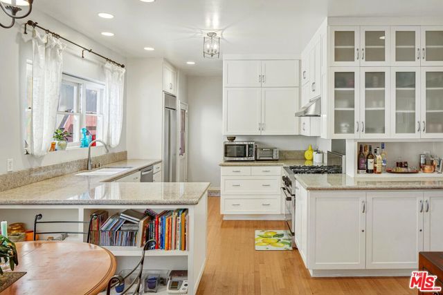 10614 Le Conte Avenue, Los Angeles CA: https://media.crmls.org/mediaz/b21191c9-0f28-43bd-9b97-4afbc6173cae.jpg