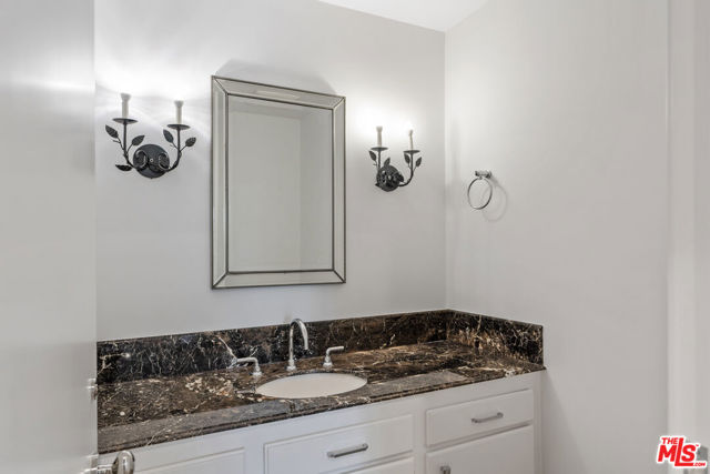 10118 Empyrean Way, Los Angeles CA: https://media.crmls.org/mediaz/b21300ee-39b5-4909-9345-5b1647973027.jpg