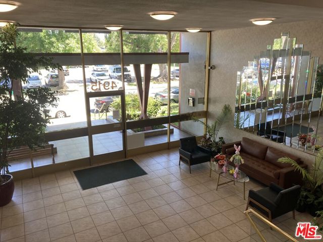4915 Tyrone Avenue, Sherman Oaks CA: https://media.crmls.org/mediaz/b213195e-039e-483b-87ca-4e59e876dab2.jpg