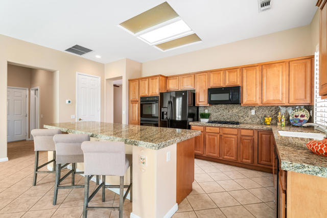35882 Royal Sage Court, Palm Desert CA: https://media.crmls.org/mediaz/b2133599-0de1-483b-9b06-8a632bd0482d.jpg