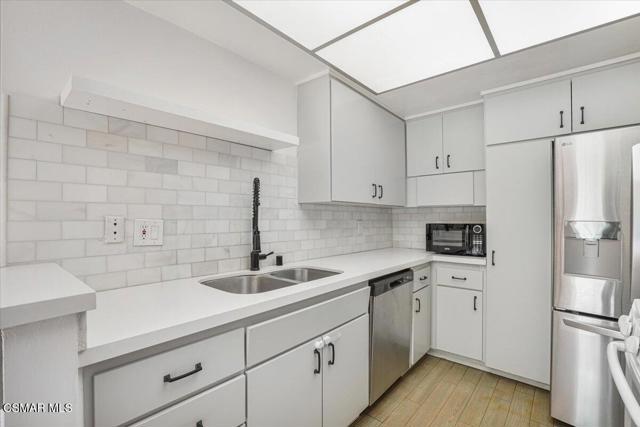 17842 Magnolia Boulevard, Encino CA: https://media.crmls.org/mediaz/b21596e8-525c-4134-a3f7-5ce162da257f.jpg