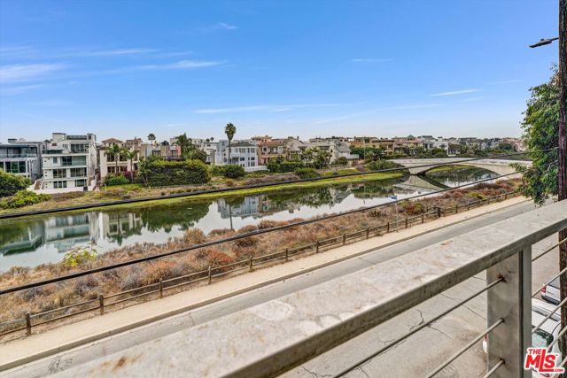 4105 Pacific Avenue, Marina del Rey CA: https://media.crmls.org/mediaz/b215ece1-a9dd-40f2-b03f-7e34563dd823.jpg