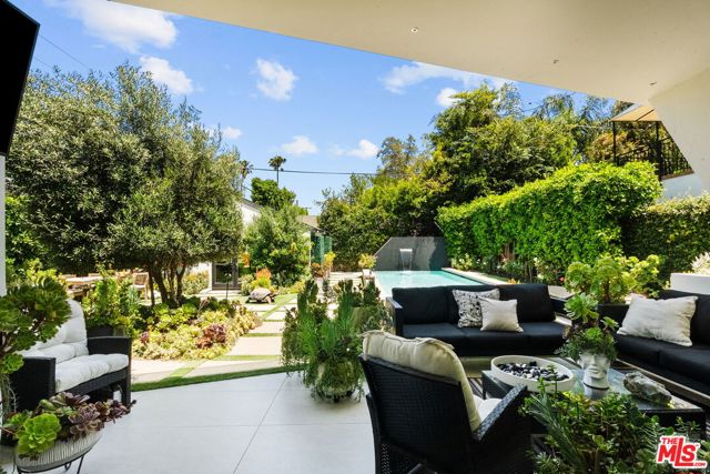 4338 Agnes Avenue, Studio City CA: https://media.crmls.org/mediaz/b21730f4-88cb-4c09-976e-307a6638fccf.jpg