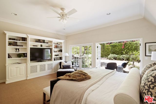 143 S Muirfield Road, Los Angeles CA: https://media.crmls.org/mediaz/b218a281-4c9e-44a6-bb3f-beb7b8d660ff.jpg
