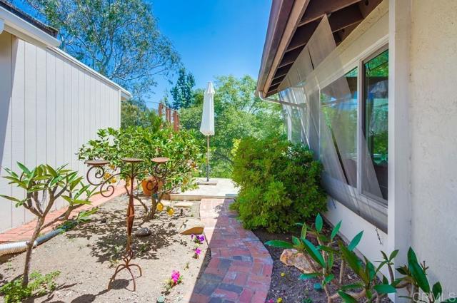 1129 La Casa Drive, San Marcos CA: https://media.crmls.org/mediaz/b2199f2f-8c2d-4de7-8a20-30b93b9eca17.jpg