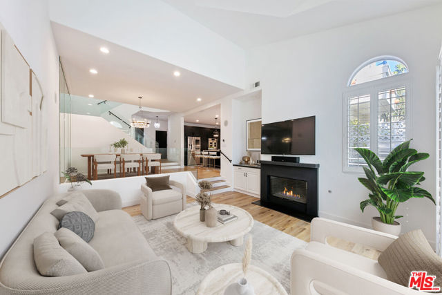 6477 Zuma View Place, Malibu CA: https://media.crmls.org/mediaz/b219b78e-e2ae-48fb-96b7-73b072ff887c.jpg