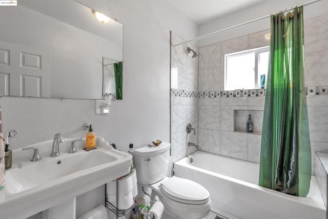 5537 Claremont Ave, Oakland CA: https://media.crmls.org/mediaz/b219baea-936b-4ee0-8bf0-81a3b14f741b.jpg