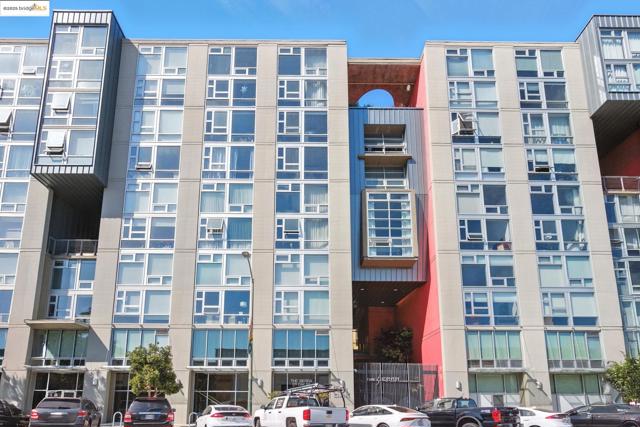 311 Oak St, Oakland CA: https://media.crmls.org/mediaz/b21a45b7-55b4-4b94-9e34-3c72716cc89e.jpg