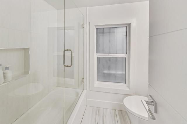 811 Oak Street, San Francisco CA: https://media.crmls.org/mediaz/b21a783f-2343-40b6-8246-3c6ab6adda00.jpg