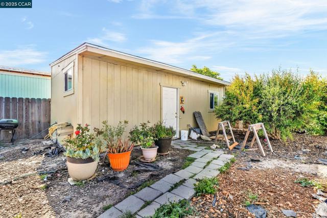 612 Thomas Dr, Richmond CA: https://media.crmls.org/mediaz/b21a7c92-2192-4875-9e96-f3aa341003ab.jpg