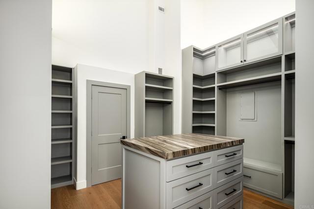 6449 Las Colinas, Rancho Santa Fe CA: https://media.crmls.org/mediaz/b21a956c-1e10-409d-8324-b2e239046f4d.jpg