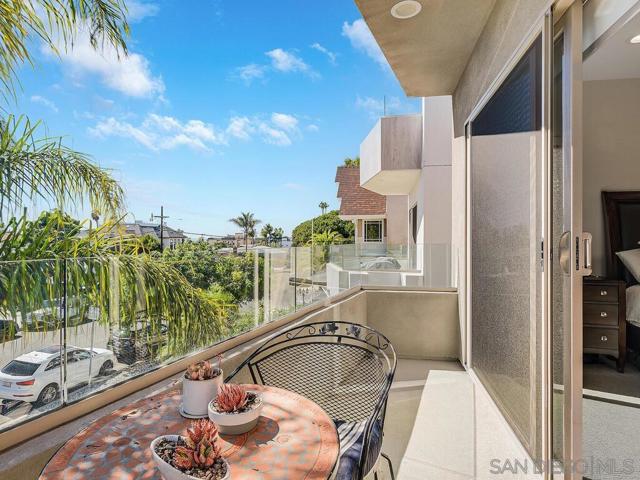 938 Opal St, San Diego CA: https://media.crmls.org/mediaz/b21afb42-2912-42f9-a4af-688f2d10e787.jpg