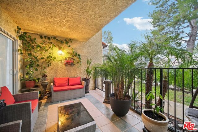 9520 Via Tivoli, Burbank CA: https://media.crmls.org/mediaz/b21b0073-4f1c-48ba-854c-3651d4b73e3e.jpg