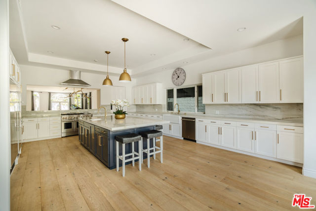 609 21st Place, Santa Monica CA: https://media.crmls.org/mediaz/b21b39bc-33e7-4526-b623-e88f076e80dd.jpg