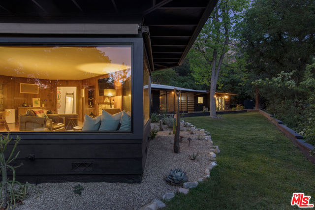 2235 Villa Heights Road, Pasadena CA: https://media.crmls.org/mediaz/b21bcf24-c0cf-41b0-b46e-22b00be19130.jpg