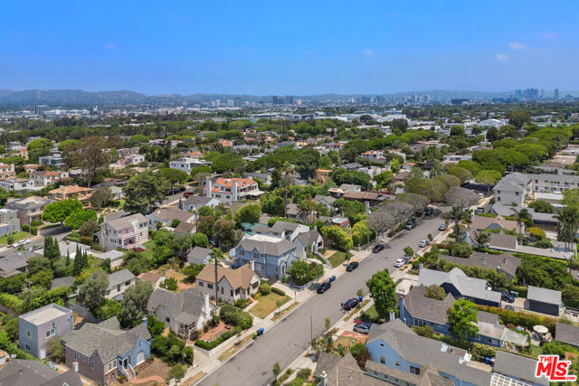1119 Maple Street, Santa Monica CA: https://media.crmls.org/mediaz/b21d2754-5996-4e2f-8269-4b2d2a327763.jpg
