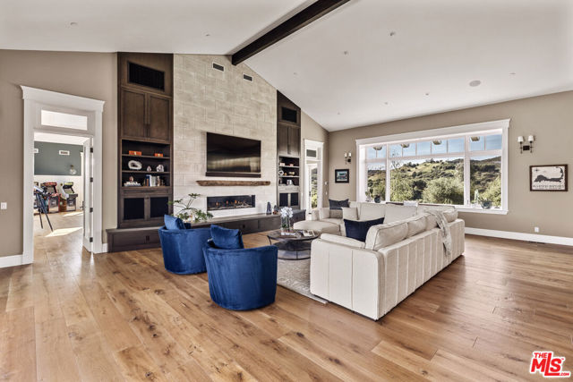 1697 W Potrero Road, Westlake Village CA: https://media.crmls.org/mediaz/b21d681d-69bf-4a82-af34-f6e18a6e9ca9.jpg