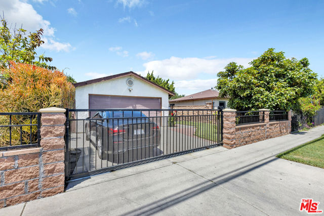 433 E 97th Street, Los Angeles CA: https://media.crmls.org/mediaz/b21f7dc3-ddeb-4f9c-a4a1-6db35f238649.jpg