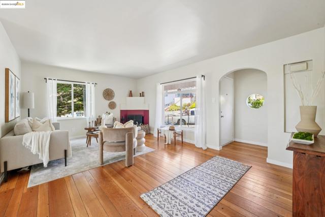 10601 Sheldon St, Oakland CA: https://media.crmls.org/mediaz/b2210076-bee4-40f9-b8eb-e22adc0efab0.jpg