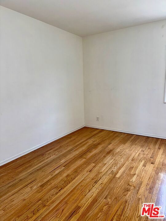 2639 21st Street, Santa Monica CA: https://media.crmls.org/mediaz/b2213996-eeb4-406b-8fc6-e06288564fc7.jpg