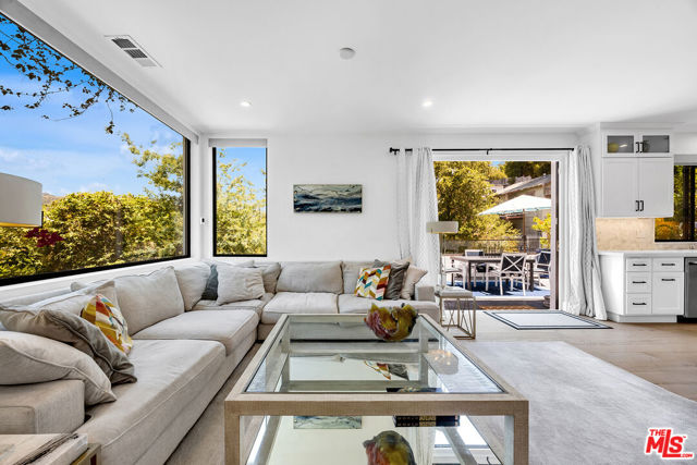 4841 Minden Place, Los Angeles CA: https://media.crmls.org/mediaz/b221e4f5-3e43-4379-a9fd-330168f83c18.jpg