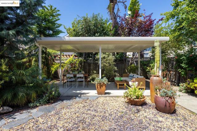 824 Arlington Avenue, Oakland CA: https://media.crmls.org/mediaz/b2223e66-a688-4856-a4d3-5282e0f2f929.jpg