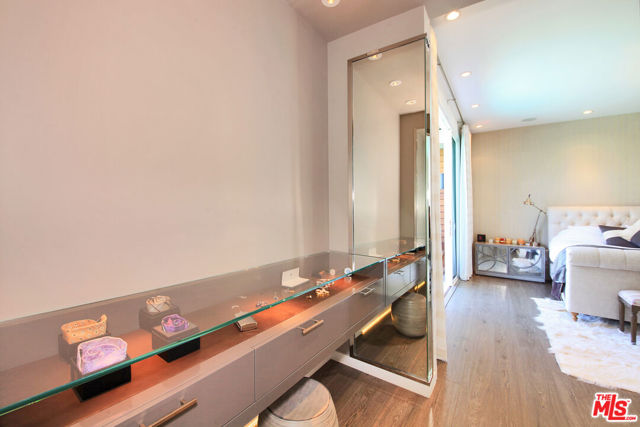3054 Elvido Drive, Los Angeles CA: https://media.crmls.org/mediaz/b222ee0e-6648-415d-a7b8-a8ed60a88576.jpg