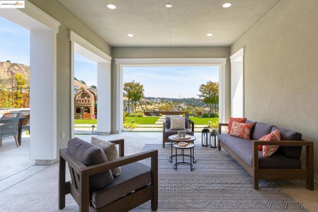 63 Tomcat Way, Orinda CA: https://media.crmls.org/mediaz/b2235408-42d6-4b7c-a5f2-395536349cda.jpg